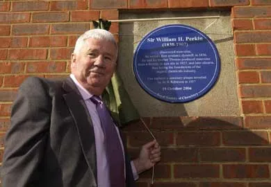 RSC president Professor Jim Feast unveils the Sir William Perkin commemorative plaque at an event in London in autumn 2006
