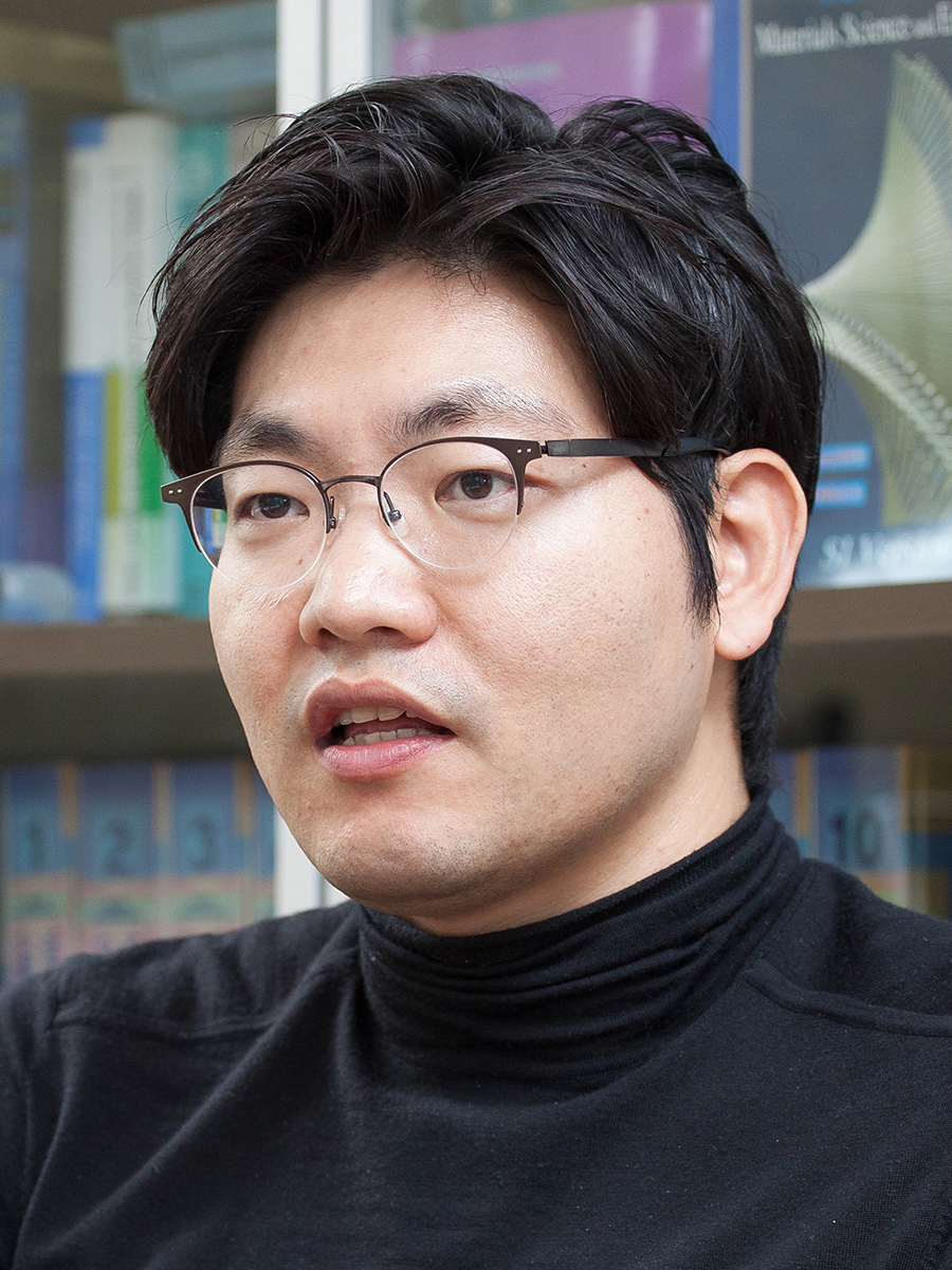 Headshot of Kisuk Kang