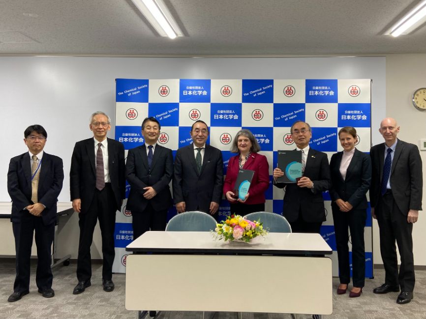 Left to right: Shinichi Suzuki (CSJ Secretariat); Dr Yasuhiro Iwasawa (CSJ PCCP Award Selection Committee Chair and ex-CSJ President); Prof Dr Mitsuhiko Shionoya (CSJ Vice-President, EiC Chemistry Let