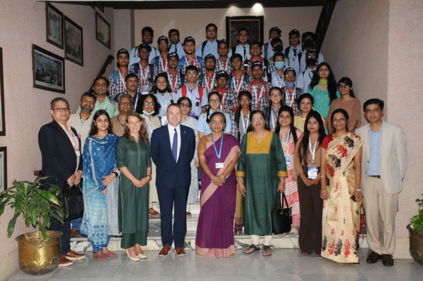 Representatives from the RSC and the CSIR stand together in India Representatives from the RSC and the CSIR stand together in India