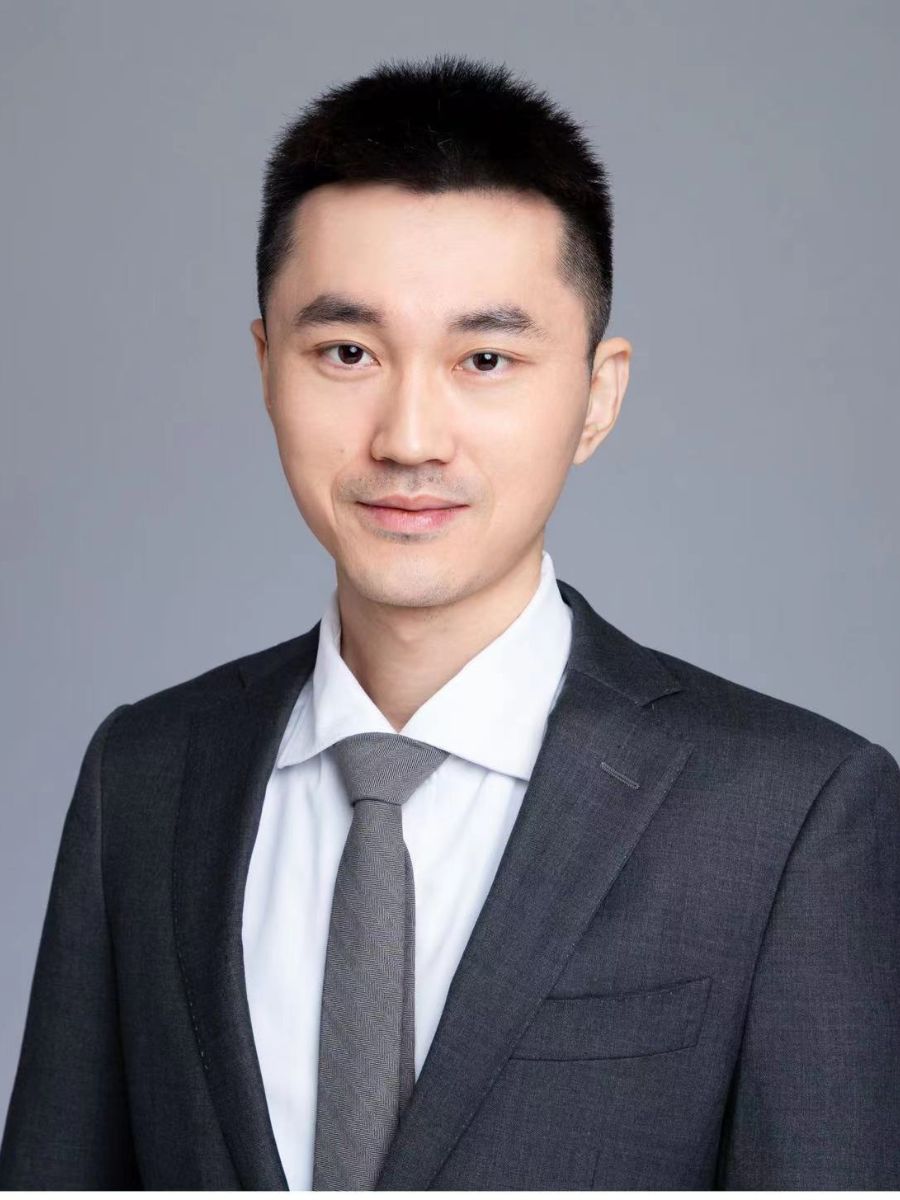 Xin Hong professional headshot in suit and tie
