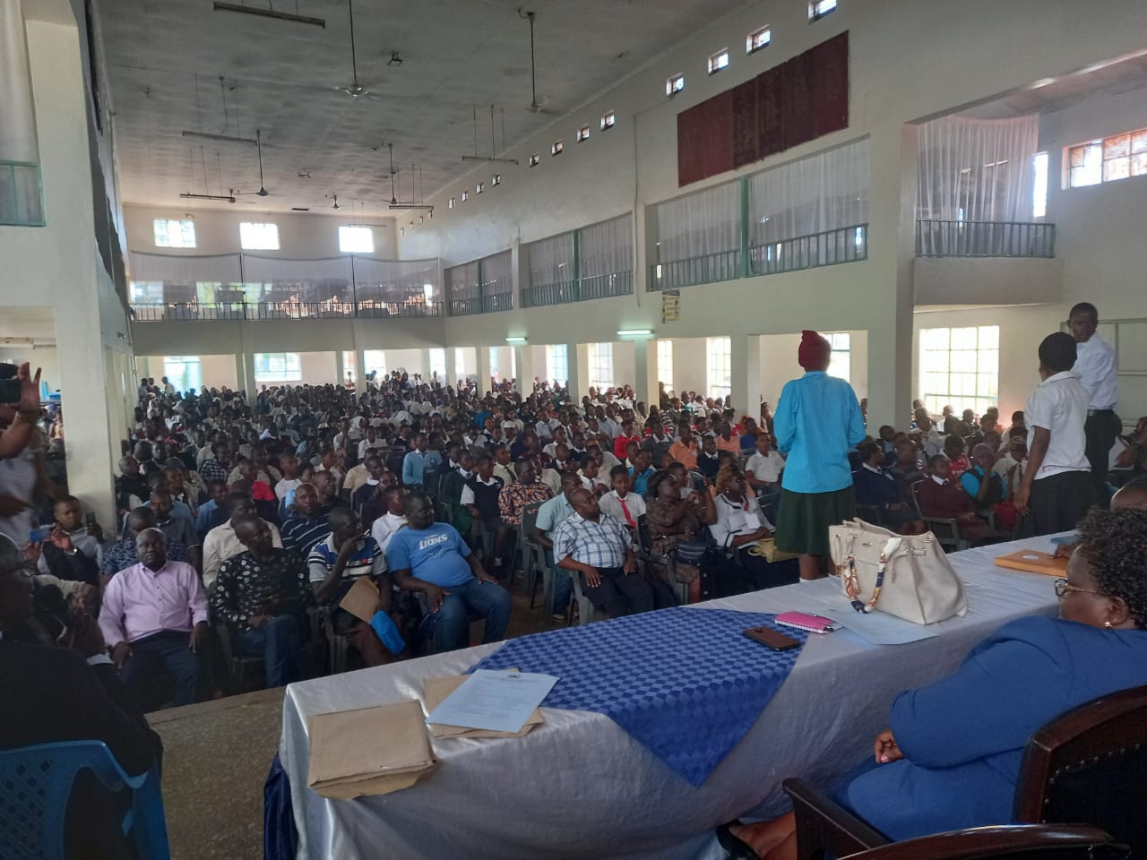 kenya-schools-fair-large-group-indoors-listening-to-speaker