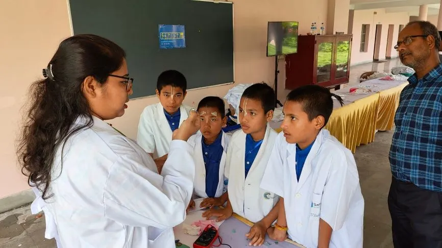 A scientist shows something to four young students at the special event