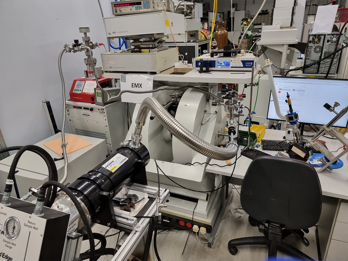 Electron paramagnetic resonance (EPR) machine for the spectroscopic technique