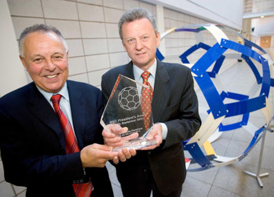 The President's award presented to Dr Les Kershaw by Dr Simon Campbell The President's award presented to Dr Les Kershaw by Dr Simon Campbell