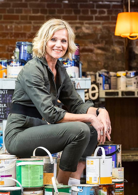 Linda Barker with paint pots Linda Barker with paint pots