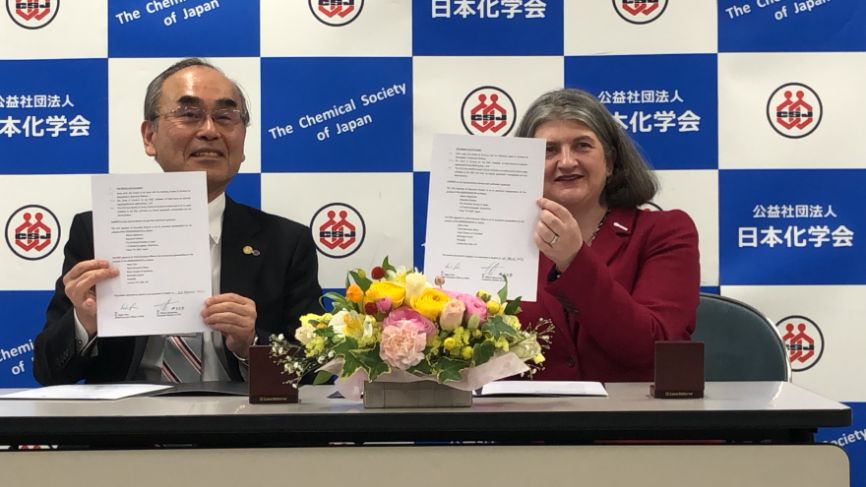 Mitsuo Sawamoto and Helen Pain hold up the signed Memorandum of Understanding